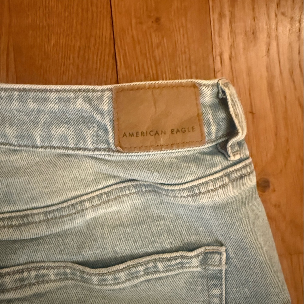 Light-wash American Eagle Mom Jeans- size 10